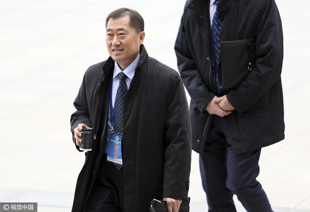 擂台上，裁判将两位女生带到擂台中央，向两人例行解释着比赛规则。